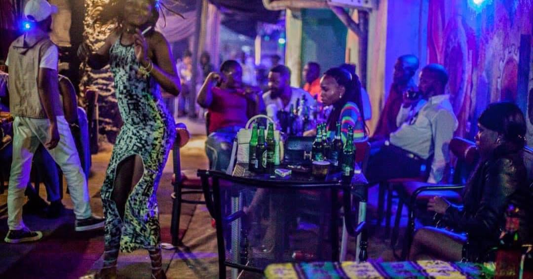 Un moment convivial sur la terrasse en soirée