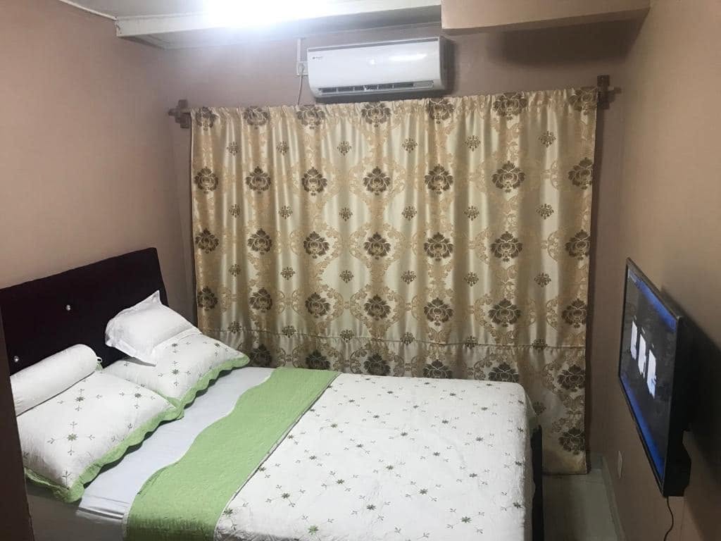 Chambre avec lit double, climatisation et télévision