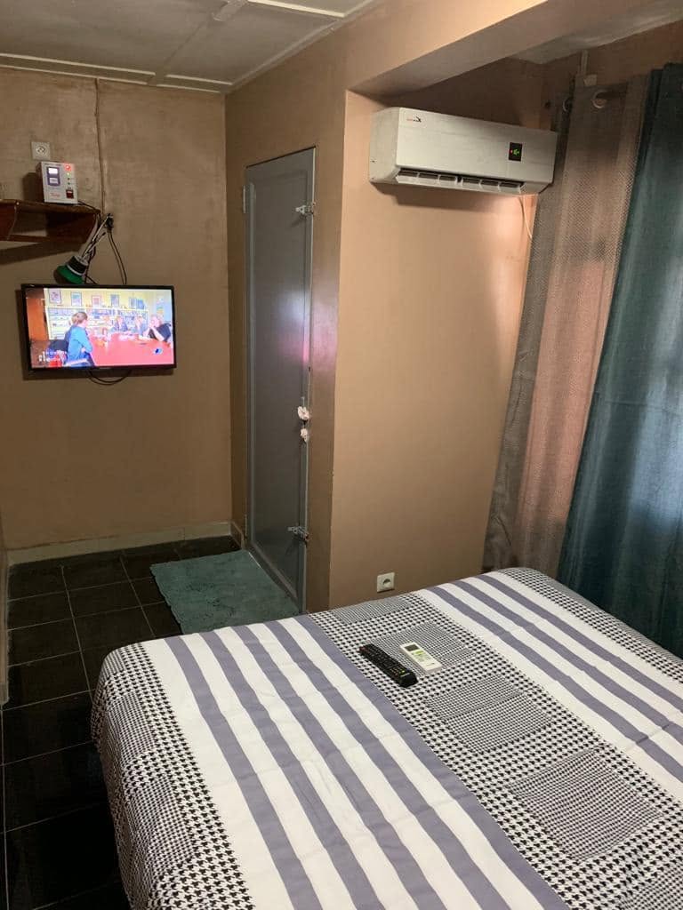 Autre chambre avec lit double et climatisation