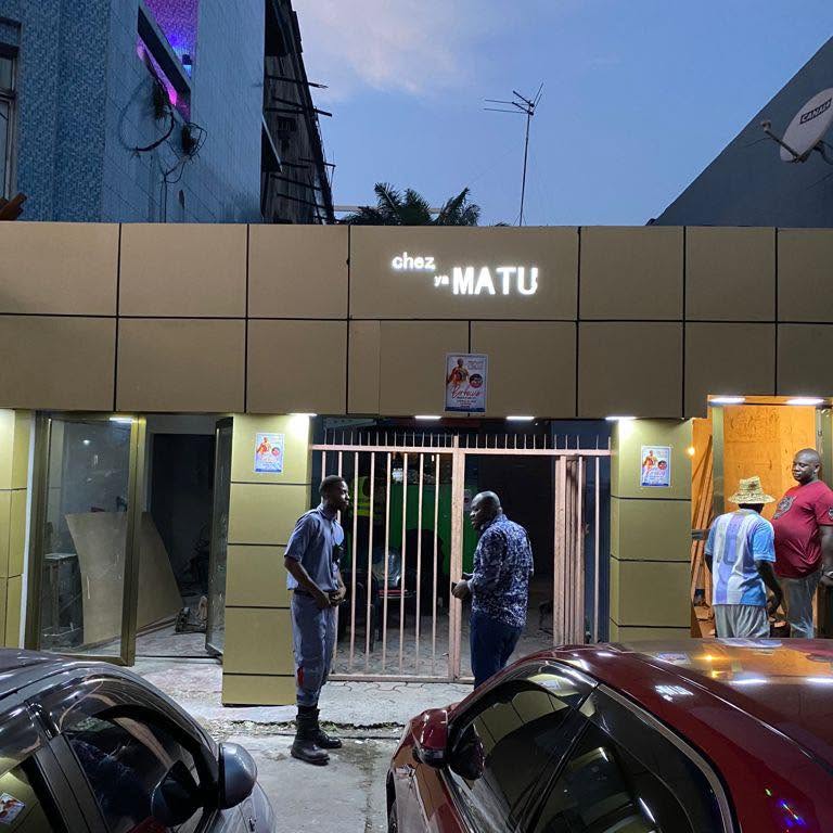 L’entrée de l’établissement Chez Ya Matu à Kinshasa