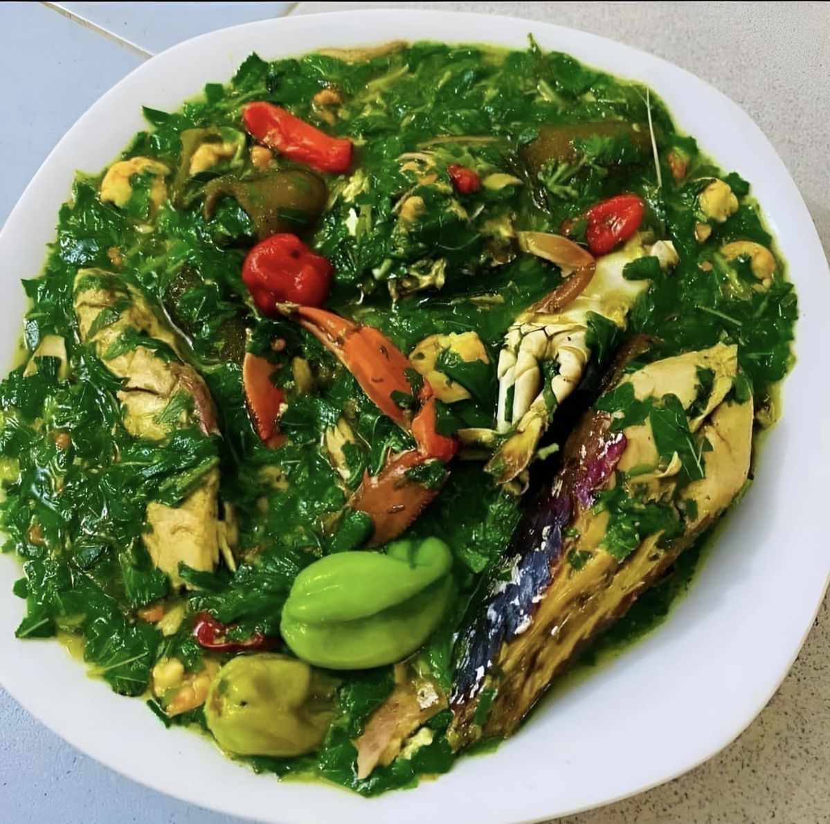 Plat de légumes verts, poisson et crustacés