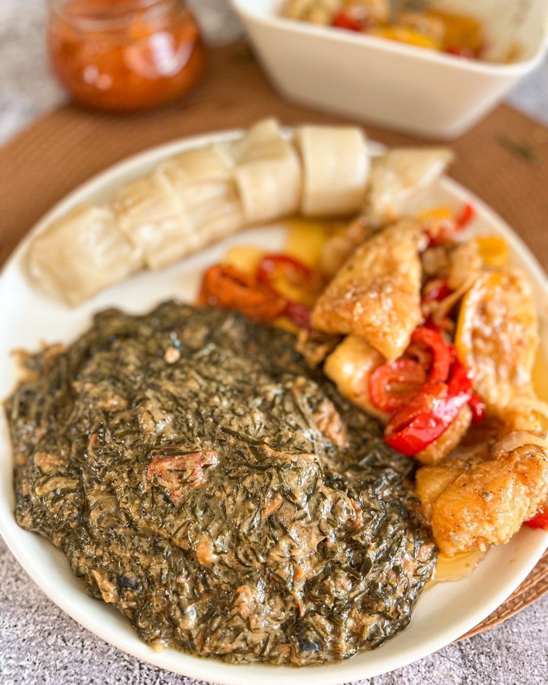 Pondu accompagné de chikwangue et de garnitures