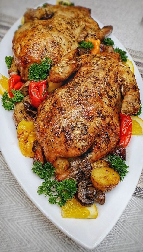 Poulets rôtis avec pommes de terre et garnitures