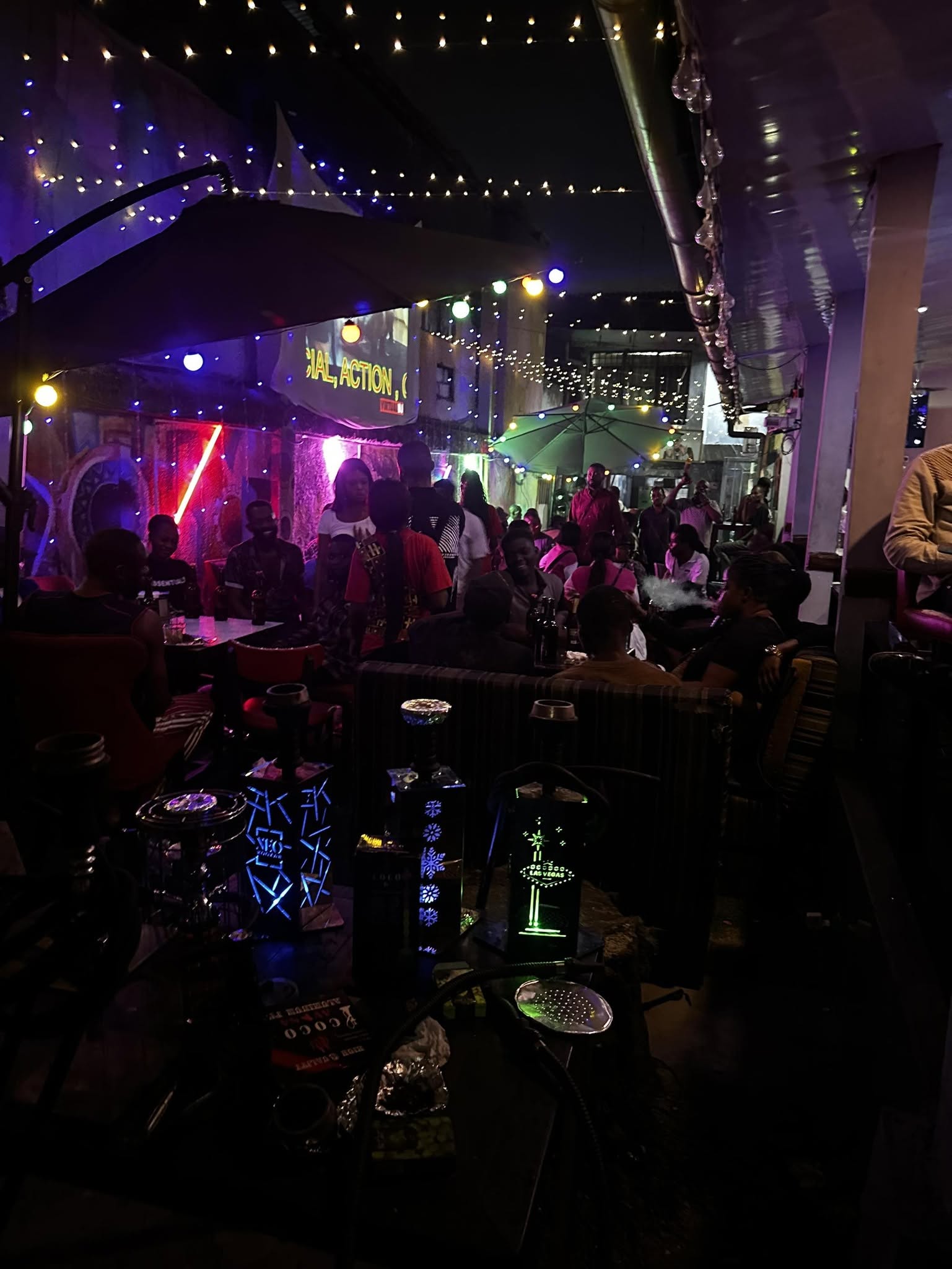 La terrasse de Chez Ya Matu illuminée pendant une soirée