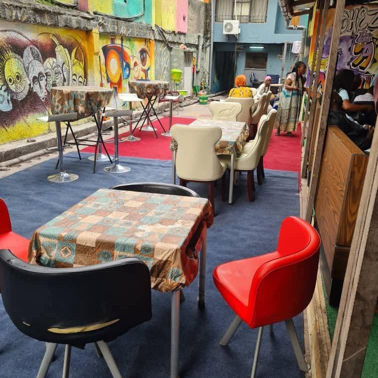 Tables et fauteuils sur la terrasse de Chez Ya Matu